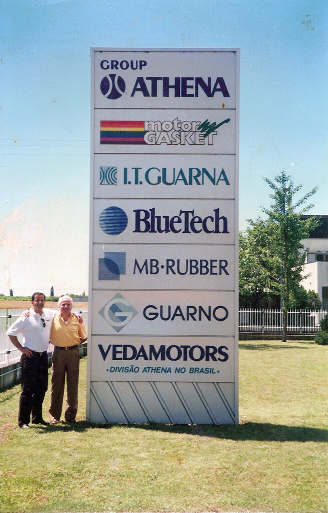 O fundador da Vedamotors José Maurício Felippe (à esquerda) e o fundador do Grupo Athena Gianni L. Mancassola (à direita) celebram a sociedade entre as empresas
