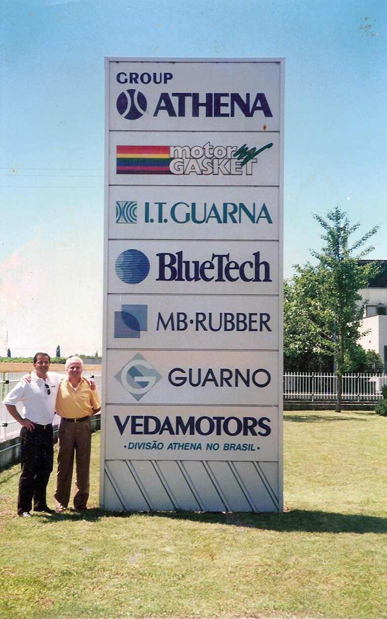 O fundador da Vedamotors José Maurício Felippe (à esquerda) e o fundador do Grupo Athena Gianni L. Mancassola (à direita) celebram a sociedade entre as empresas