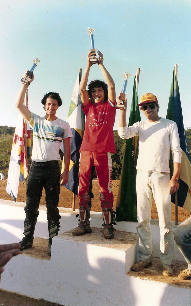 José Maurício Felippe (à esquerda) levanta troféu conquistado em competição de moto